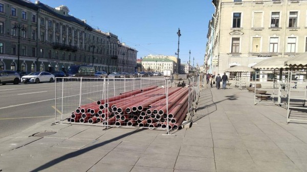 Красные «трубы» исчезнут с Невского проспекта в конце апреля Красные «трубы» исчезнут с Невского проспекта в конце апреля