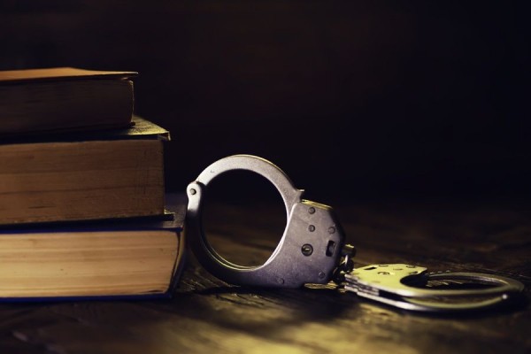 Учит убивать и грабить правильно: экс-полицейский помогает писателям исправлять ошибки в детективах