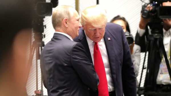 На митинге в Ирландии протестующие вышли с портретами Путина и Трампа