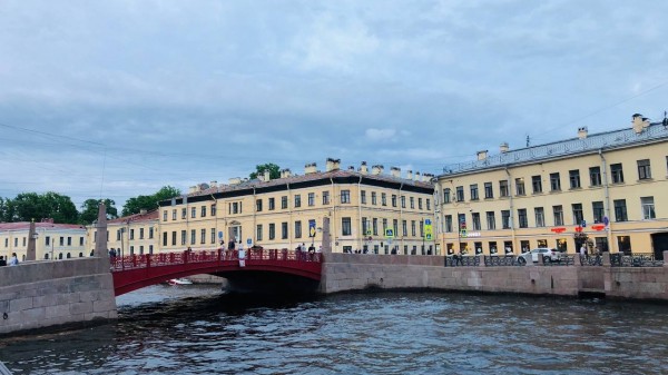 Порядка 200 маломерных судов проплыли по рекам и каналам Петербурга в честь 80-летния Победы
