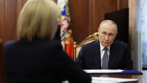 Путин обсудил с Любимовой ситуацию со зданием школы "десятилетки" в Петербурге Путин обсудил с Любимовой ситуацию со зданием школы "десятилетки" в Петербурге