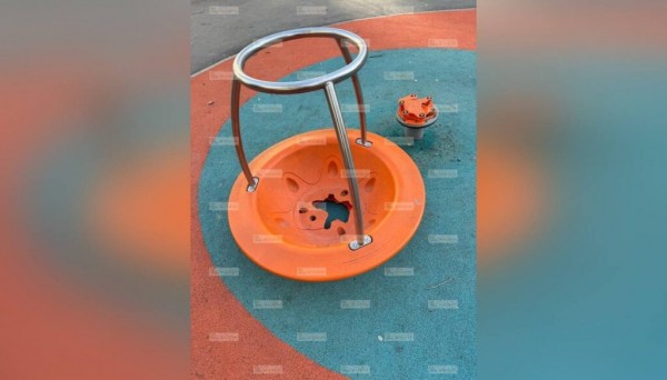 Петербургских детей загнали в ямы: родители массово жалуются на опасные площадки во дворах