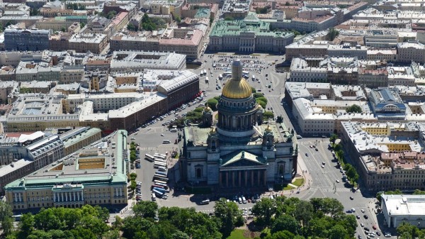 Кавалерист сделал предложение коллеге Анне на праздновании 9 мая в Петербурге