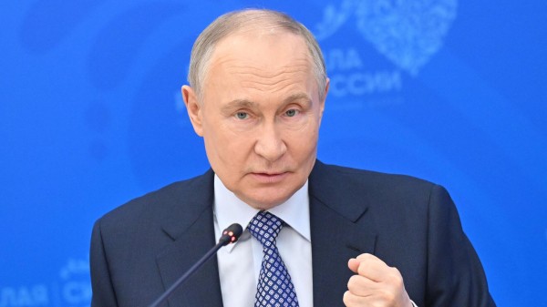 Путин поручил разработать модели формирования трансарктического коридора