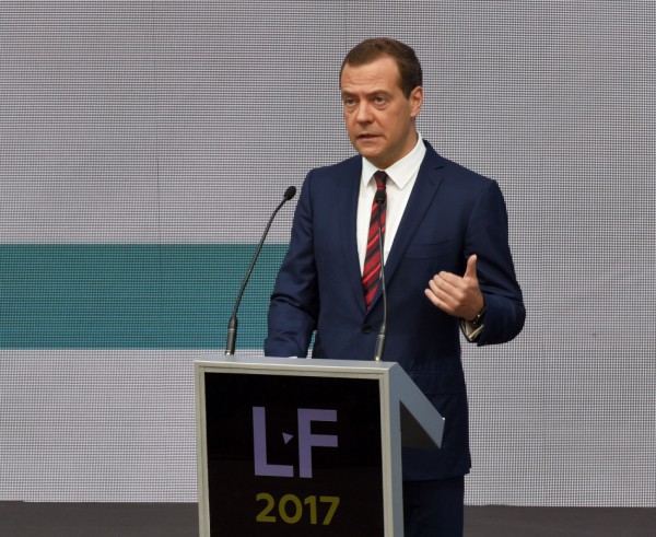 Медведев поддержал популяризацию творчества писателей-фронтовиков Медведев поддержал популяризацию творчества писателей-фронтовиков