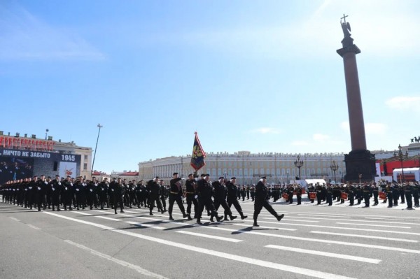 Более 100 полицейских приняли участие в шествии на Дворцовой 9 мая Более 100 полицейских приняли участие в шествии на Дворцовой 9 мая