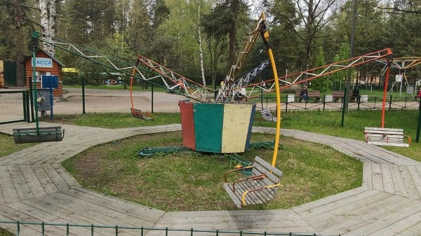 Прокуратура нашла нарушения на старых и ржавых аттракционах в «Сосновке» Прокуратура нашла нарушения на старых и ржавых аттракционах в «Сосновке»