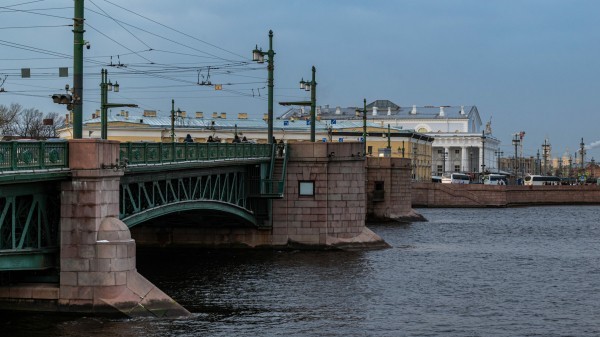 Гроза и снегопад: какая погода будет в Петербурге на майские праздники?