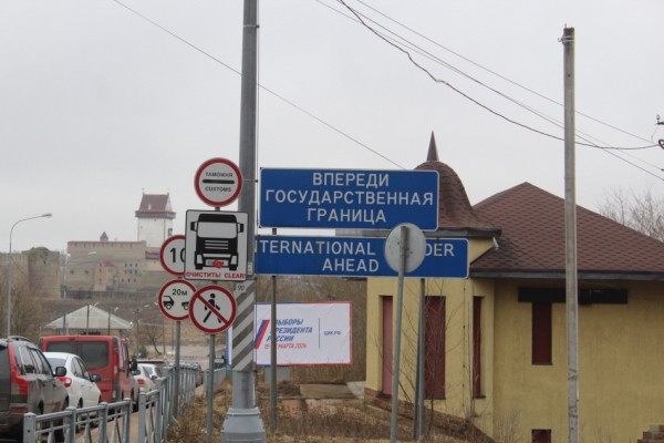 Эстонцы пришли к границе с Россией, чтобы увидеть парад Победы