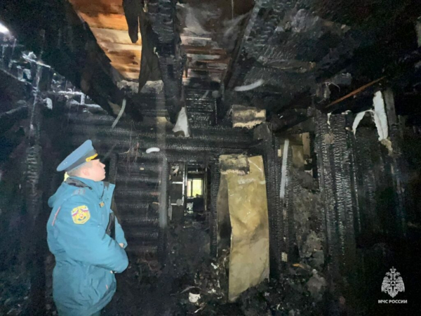 Под Москвой 26 пожарных тушили дом певца Цоя Под Москвой 26 пожарных тушили дом певца Цоя