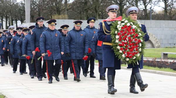 Руководство петербургской полиции возложило цветы на Пискаревском кладбище Руководство петербургской полиции возложило цветы на Пискаревском кладбище