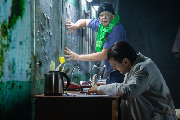 В лабиринтах одиночества: рецензия на спектакль «Записки сумасшедшего» («Чехов-центр», Южно-Сахалинск) В лабиринтах одиночества: рецензия на спектакль «Записки сумасшедшего» («Чехов-центр», Южно-Сахалинск)