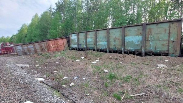 Тепловоз и два вагона со щебнем сошли с рельсов на станции Човью в Коми