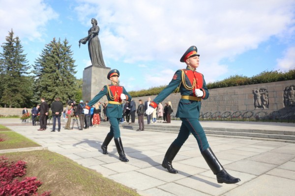 Президент Венесуэлы Николас Мадуро возложил цветы на Пискаревском мемориальном кладбище