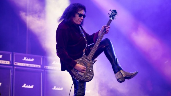 Фанат Kiss заплатил 12 500 долларов за право провести с Джином Симмонсом один день