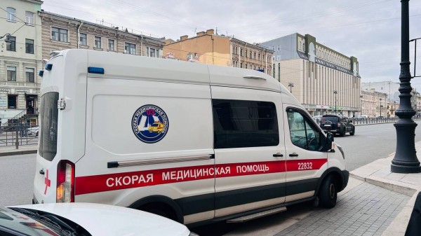 Перебегавшую не по зебре дорогу второклассницу снес кроссовер на Малой Балканской Перебегавшую не по зебре дорогу второклассницу снес кроссовер на Малой Балканской