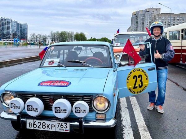 В Петербурге раллийная Lada и ГАЗ-2410 приняли участие в ретро-параде В Петербурге раллийная Lada и ГАЗ-2410 приняли участие в ретро-параде