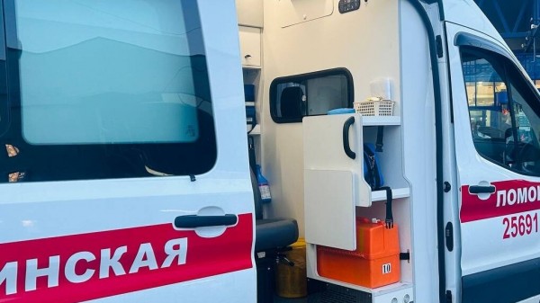 В юге Петербурга 2-летний мальчик попал под колеса и отправился в больницу