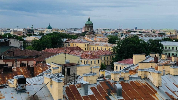 «Карлсона» поймала полиция: нелегальная прогулка по крыше в Петербурге окончилась приездом полиции «Карлсона» поймала полиция: нелегальная прогулка по крыше в Петербурге окончилась приездом полиции
