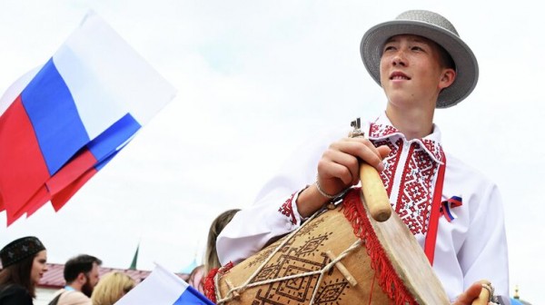 Небоскреб Лахта Центр в Петербурге включил праздничную подсветку ко Дню России Небоскреб Лахта Центр в Петербурге включил праздничную подсветку ко Дню России