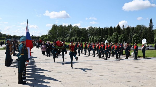На Пискаревском кладбище в Петербурге почтили память погибших в годы войны На Пискаревском кладбище в Петербурге почтили память погибших в годы войны
