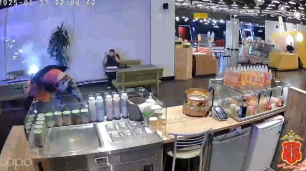 В ТЦ «Меркурий» пьяный парень пять раз выстрелил в охранника из сигнального пистолета В ТЦ «Меркурий» пьяный парень пять раз выстрелил в охранника из сигнального пистолета