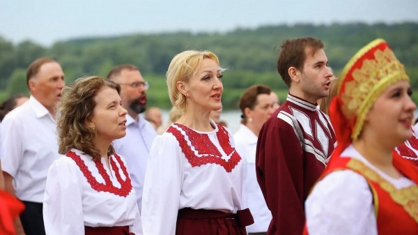 Более тысячи человек исполнили гимн РФ на Рюриковом городище в Великом Новгороде Более тысячи человек исполнили гимн РФ на Рюриковом городище в Великом Новгороде