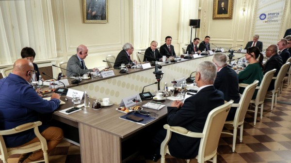 Путин: поддержка Европой переворота на Украине стала причиной кризиса с РФ Путин: поддержка Европой переворота на Украине стала причиной кризиса с РФ