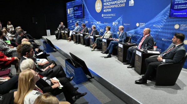 Беглов и Любимова договорились вместе работать над возрождением "Ленфильма" Беглов и Любимова договорились вместе работать над возрождением "Ленфильма"