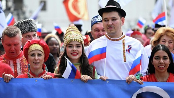 Небоскреб Лахта Центр в Петербурге включил праздничную подсветку ко Дню России Небоскреб Лахта Центр в Петербурге включил праздничную подсветку ко Дню России