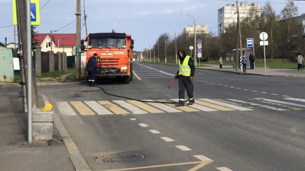 За сутки 180 кубометров мусора: коммунальщики усиленно чистят Петербург в праздничные выходные