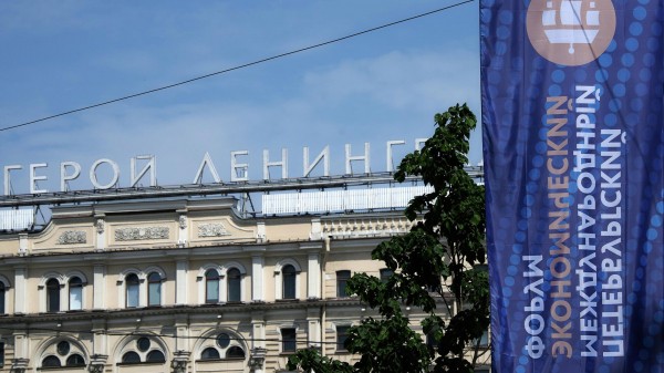 Флаг Исламского эмирата Афганистан развевается на площадке ПМЭФ в Петербурге Флаг Исламского эмирата Афганистан развевается на площадке ПМЭФ в Петербурге
