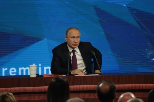 Путин рассказал, что решение отказаться от очков помогло сохранить ему зрение