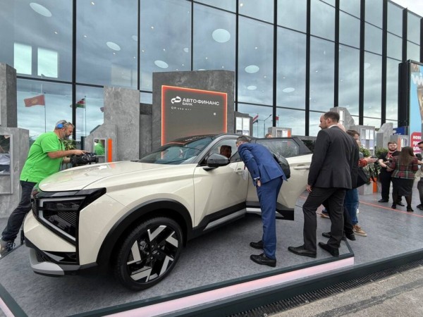 Первый кроссовер от «АвтоВАЗа» продемонстрировали на ПМЭФ Первый кроссовер от «АвтоВАЗа» продемонстрировали на ПМЭФ