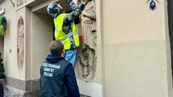 В Петербурге ищут вандалов, облепивших пластилином скульптуру на доходном доме Кирилловых В Петербурге ищут вандалов, облепивших пластилином скульптуру на доходном доме Кирилловых