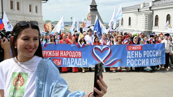 Небоскреб Лахта Центр в Петербурге включил праздничную подсветку ко Дню России Небоскреб Лахта Центр в Петербурге включил праздничную подсветку ко Дню России