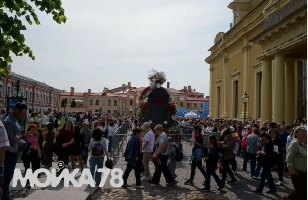 Толпы людей пришли на фестиваль цветов в Петропавловской крепости на День России 