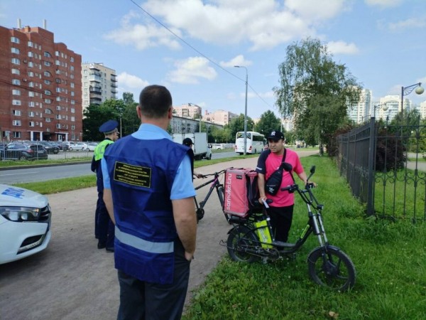 В Петербурге оштрафовали десятки курьеров за отсутствие формы и трекеров