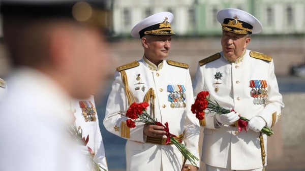 Путин в День ВМФ провел смотр учений и пообщался с жителями Петербурга Путин в День ВМФ провел смотр учений и пообщался с жителями Петербурга