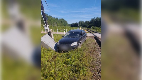 В Ленобласти легковушку раскурочило после столкновения с поездом на путях В Ленобласти легковушку раскурочило после столкновения с поездом на путях