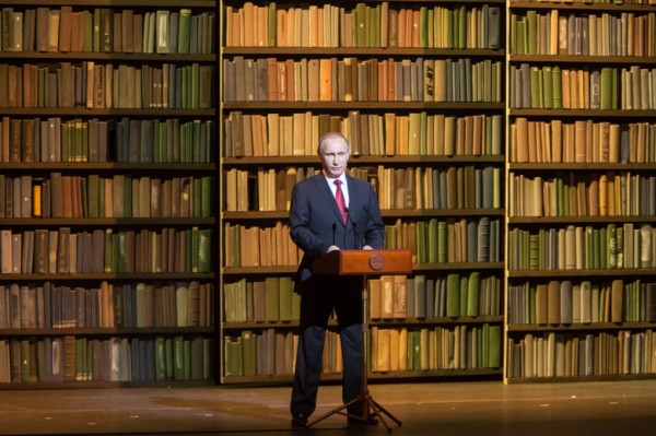 Владимир Путин из Петербурга следит за учениями флотов страны
