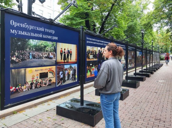 На Страстном бульваре открылась уличная выставка о театральных деятелях на СВО На Страстном бульваре открылась уличная выставка о театральных деятелях на СВО