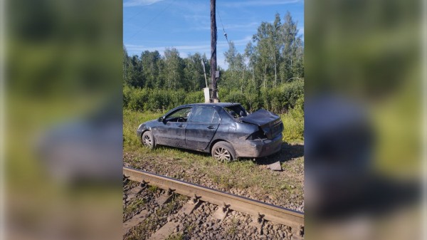 В Ленобласти легковушку раскурочило после столкновения с поездом на путях В Ленобласти легковушку раскурочило после столкновения с поездом на путях