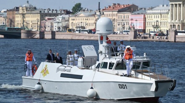 Путин в День ВМФ провел смотр учений и пообщался с жителями Петербурга Путин в День ВМФ провел смотр учений и пообщался с жителями Петербурга