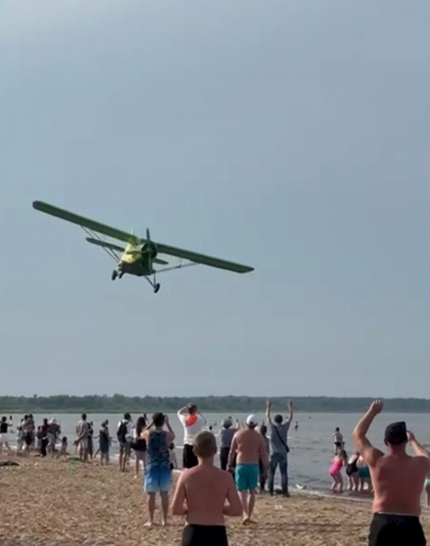 Росавиация назвала недопустимым опасные маневры самолета на пляже в Ленобласти Росавиация назвала недопустимым опасные маневры самолета на пляже в Ленобласти