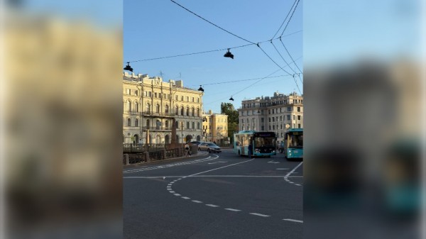 Две полосы движения у Поцелуева моста перегородил попавший в ДТП автобус Две полосы движения у Поцелуева моста перегородил попавший в ДТП автобус