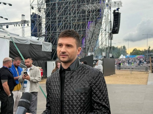 Лазарев в очередной раз влюбил в себя петербурженок: в чем секрет красоты певца? Лазарев в очередной раз влюбил в себя петербурженок: в чем секрет красоты певца?