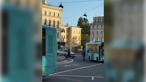 Две полосы движения у Поцелуева моста перегородил попавший в ДТП автобус Две полосы движения у Поцелуева моста перегородил попавший в ДТП автобус