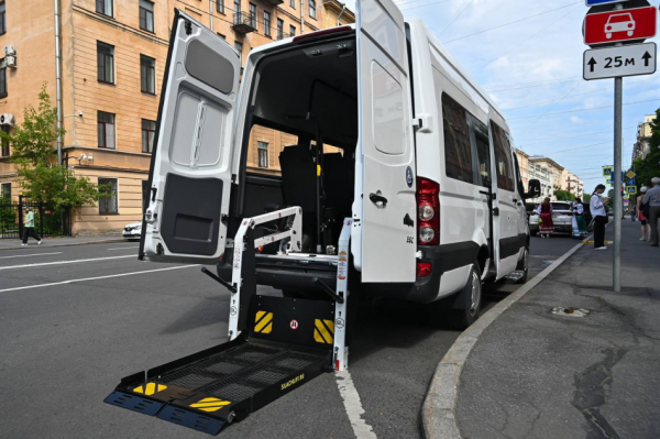 Беларусь передала Петербургу автобус для маломобильных граждан Беларусь передала Петербургу автобус для маломобильных граждан