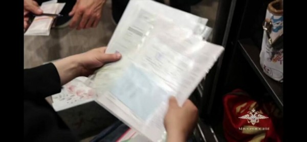 Жительница Ленобласти помогла 62 мигрантам незаконно работать на стройках и получить сертификаты о знании языка Жительница Ленобласти помогла 62 мигрантам незаконно работать на стройках и получить сертификаты о знании языка
